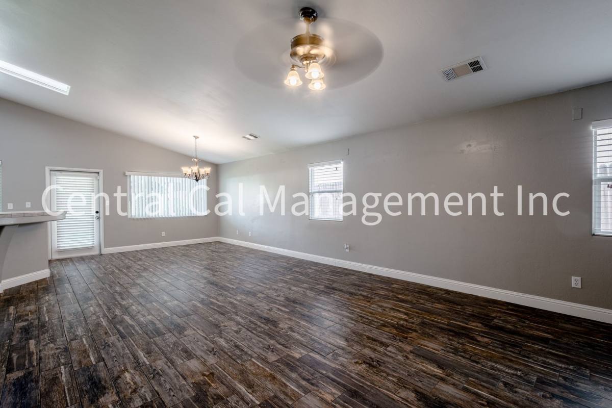 House for rent at 9912 Grand View Summit Dr, Bakersfield, CA 93311