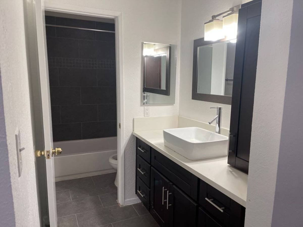 Apartment for rent at 245 N Ridgewood Place, Los Angeles, CA 90004