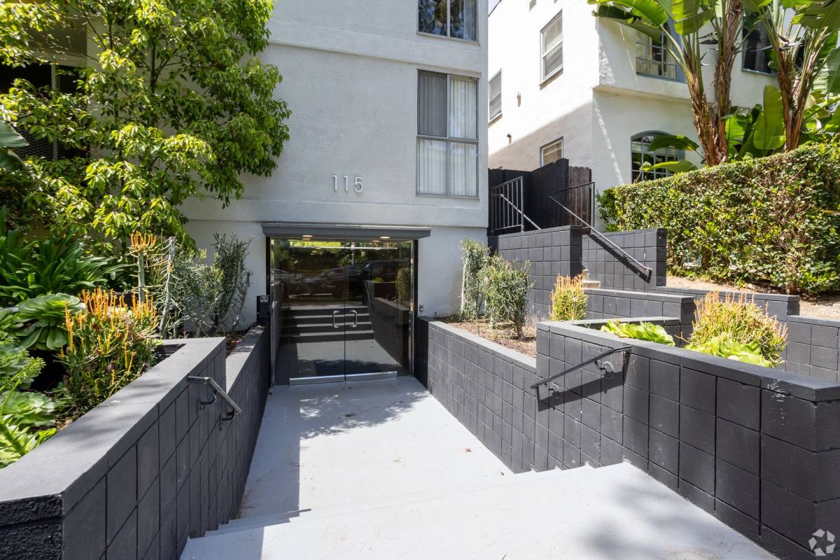 Apartment for rent at 115 N Wetherly Dr, Los Angeles, CA 90048
