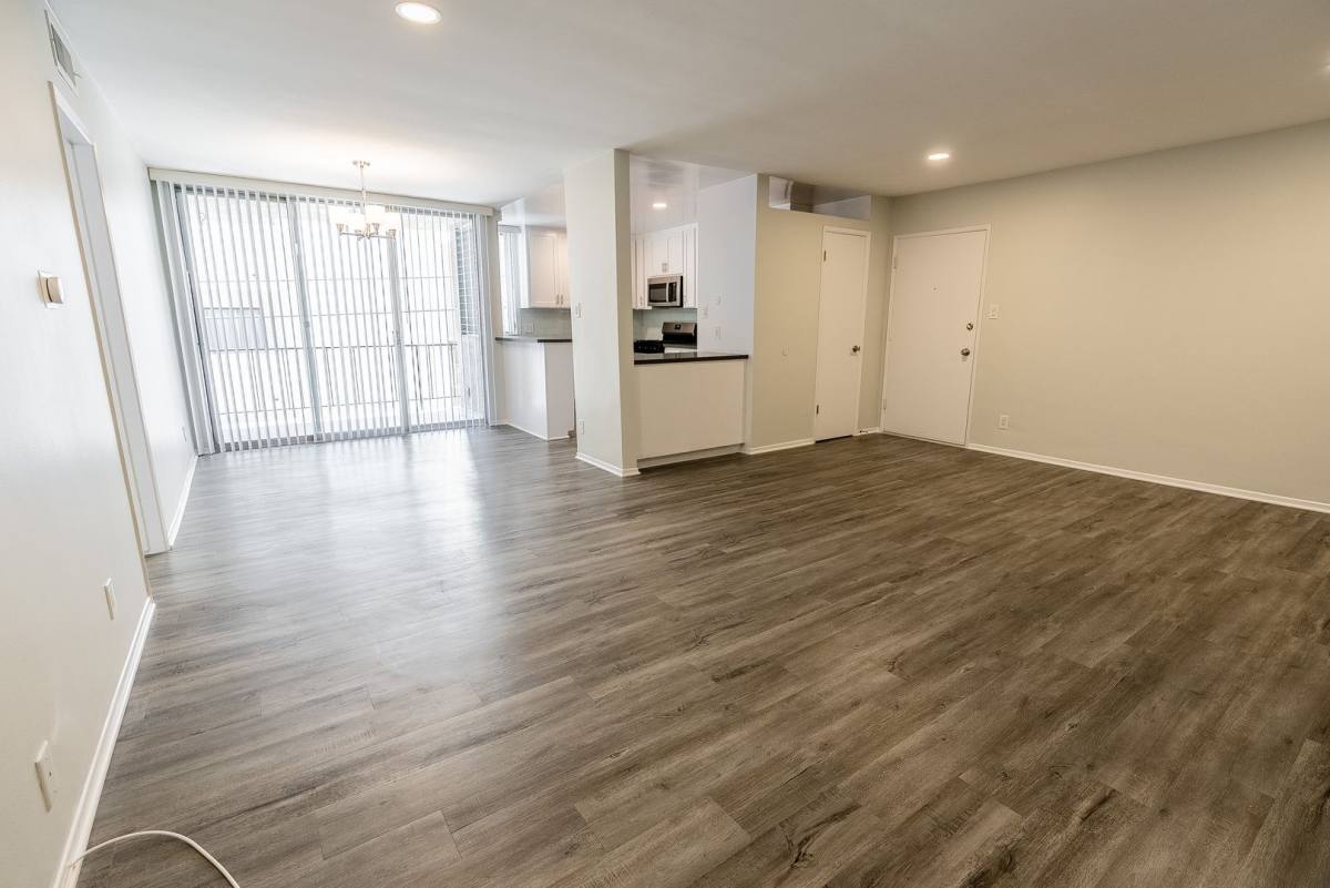 Apartment for rent at 115 N Wetherly Dr, Los Angeles, CA 90048