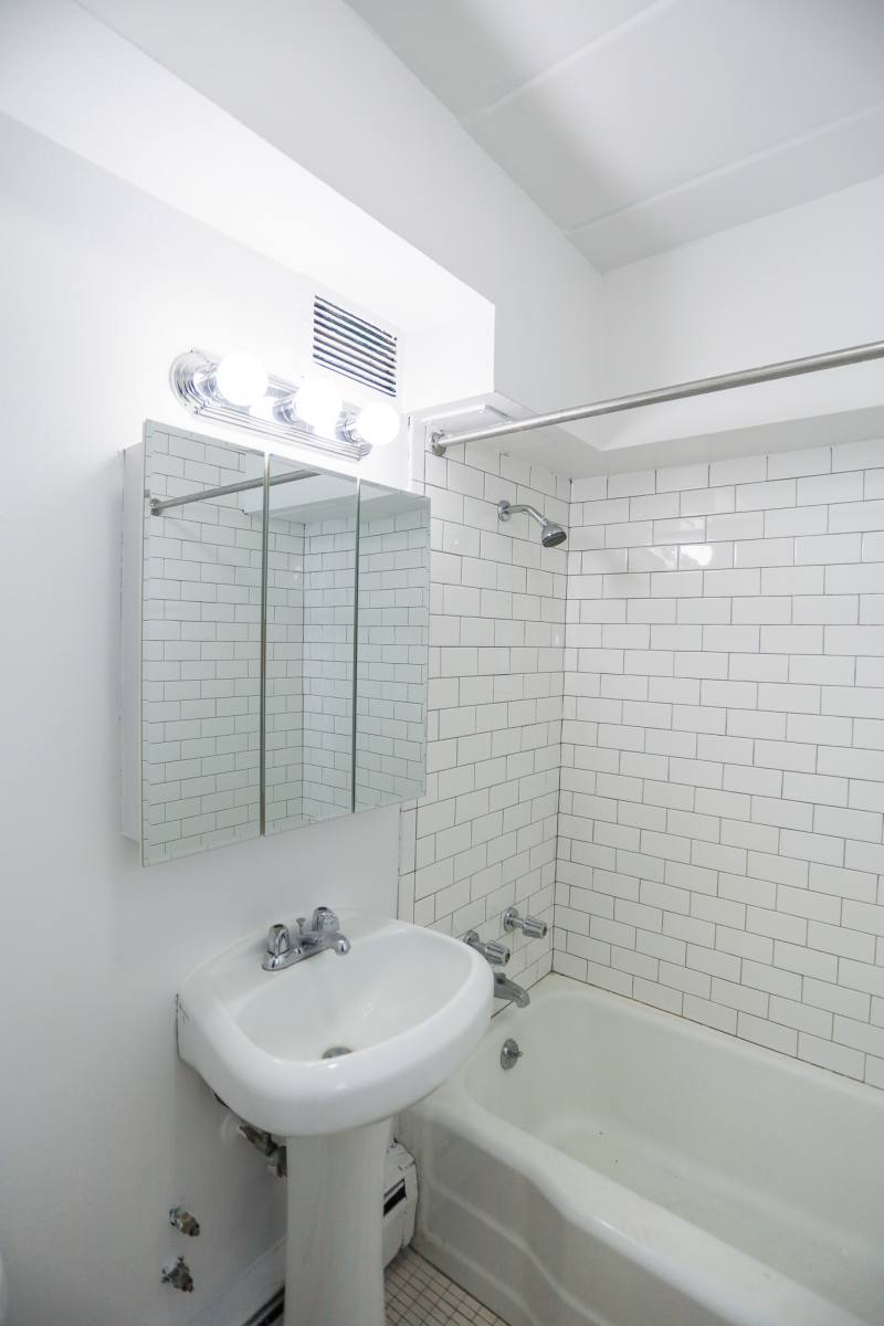 Apartment for rent at 7301 N Ridge #302, Chicago, IL 60645
