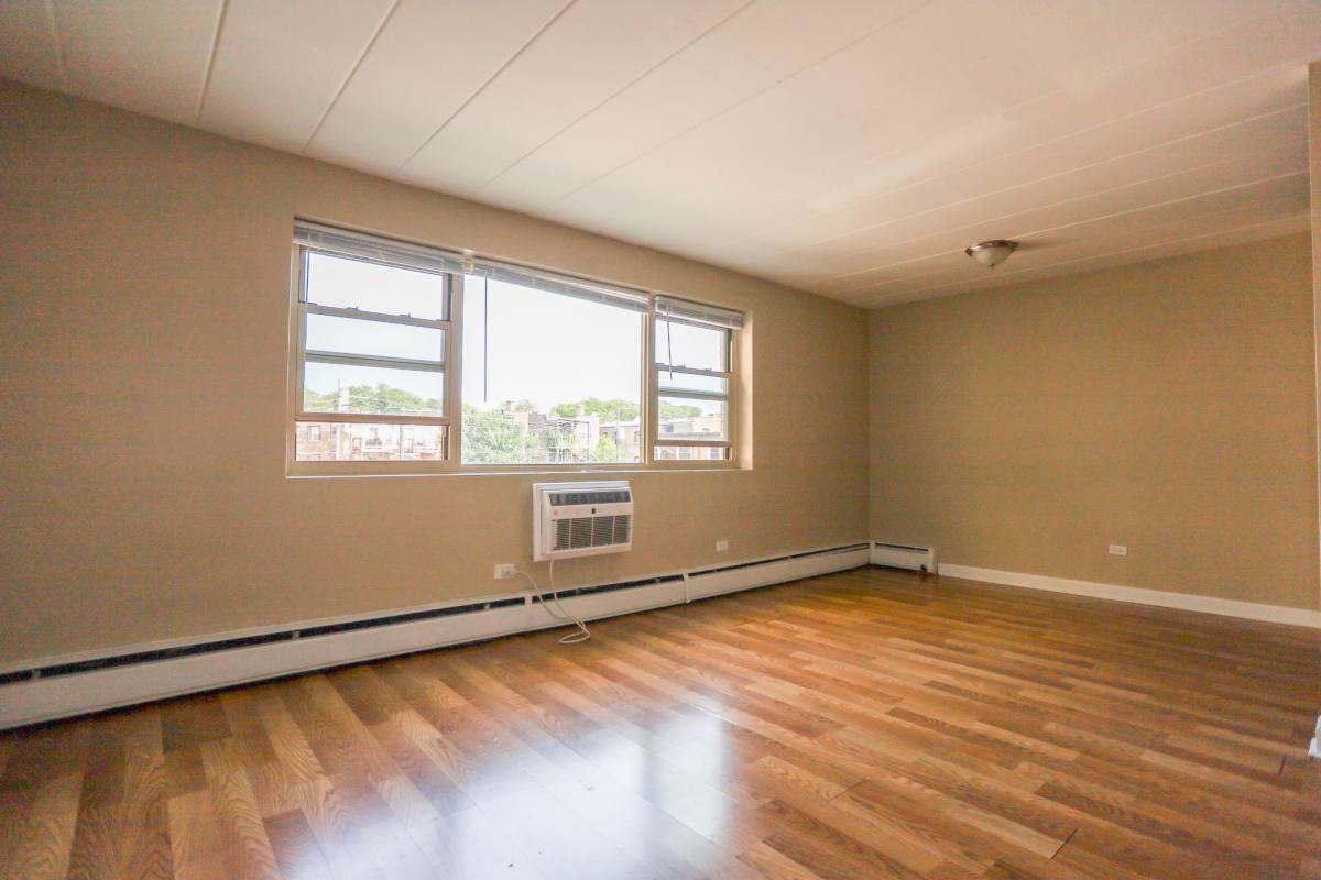 Apartment for rent at 7301 N Ridge #302, Chicago, IL 60645