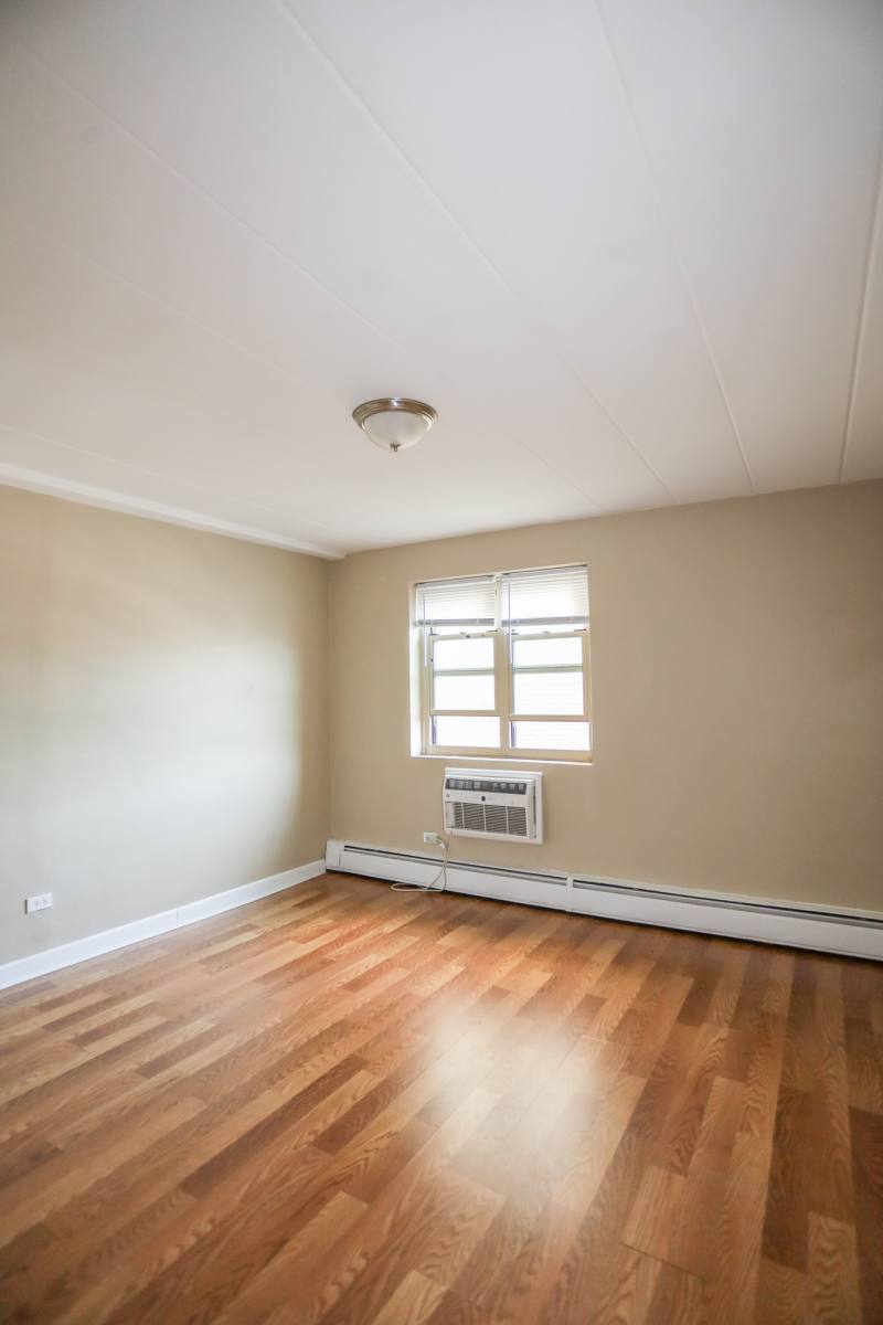 Apartment for rent at 7301 N Ridge #302, Chicago, IL 60645