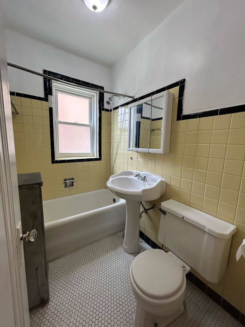 Apartment for rent at 3902 W Argyle #1A, Chicago, IL 60625