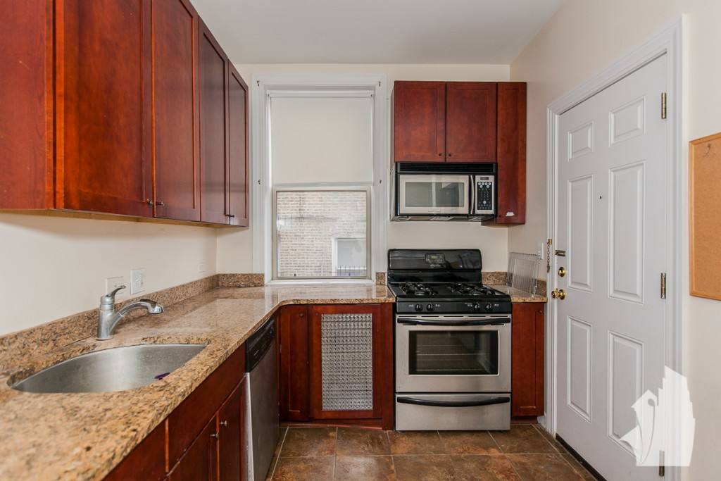 Apartment for rent at 1950 W Leland Ave #1, Chicago, IL 60640