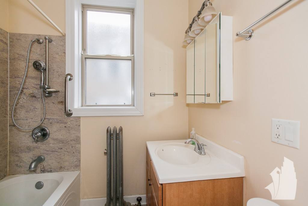 Apartment for rent at 1950 W Leland Ave #1, Chicago, IL 60640