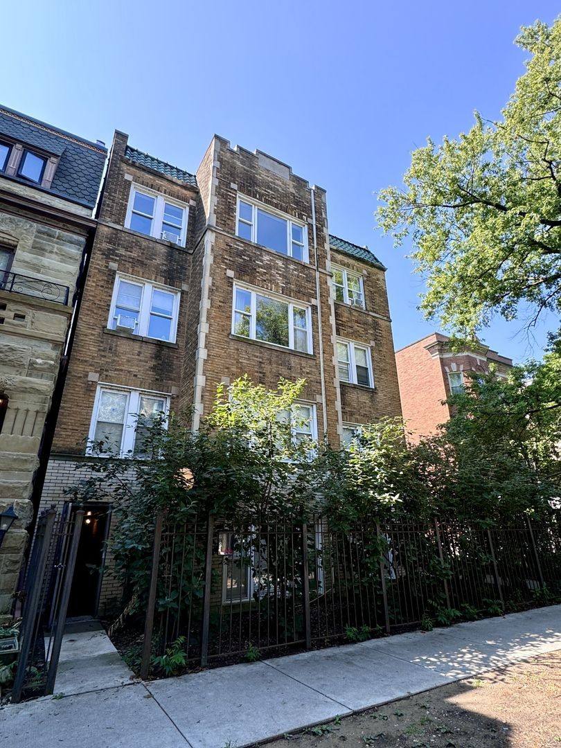 Apartment for rent at 611 W Arlington Place, Chicago, IL 60614