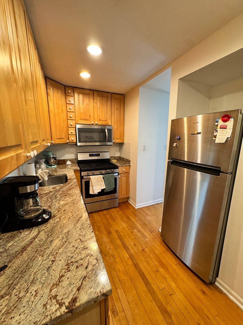 Apartment for rent at 611 W Arlington Place, Chicago, IL 60614