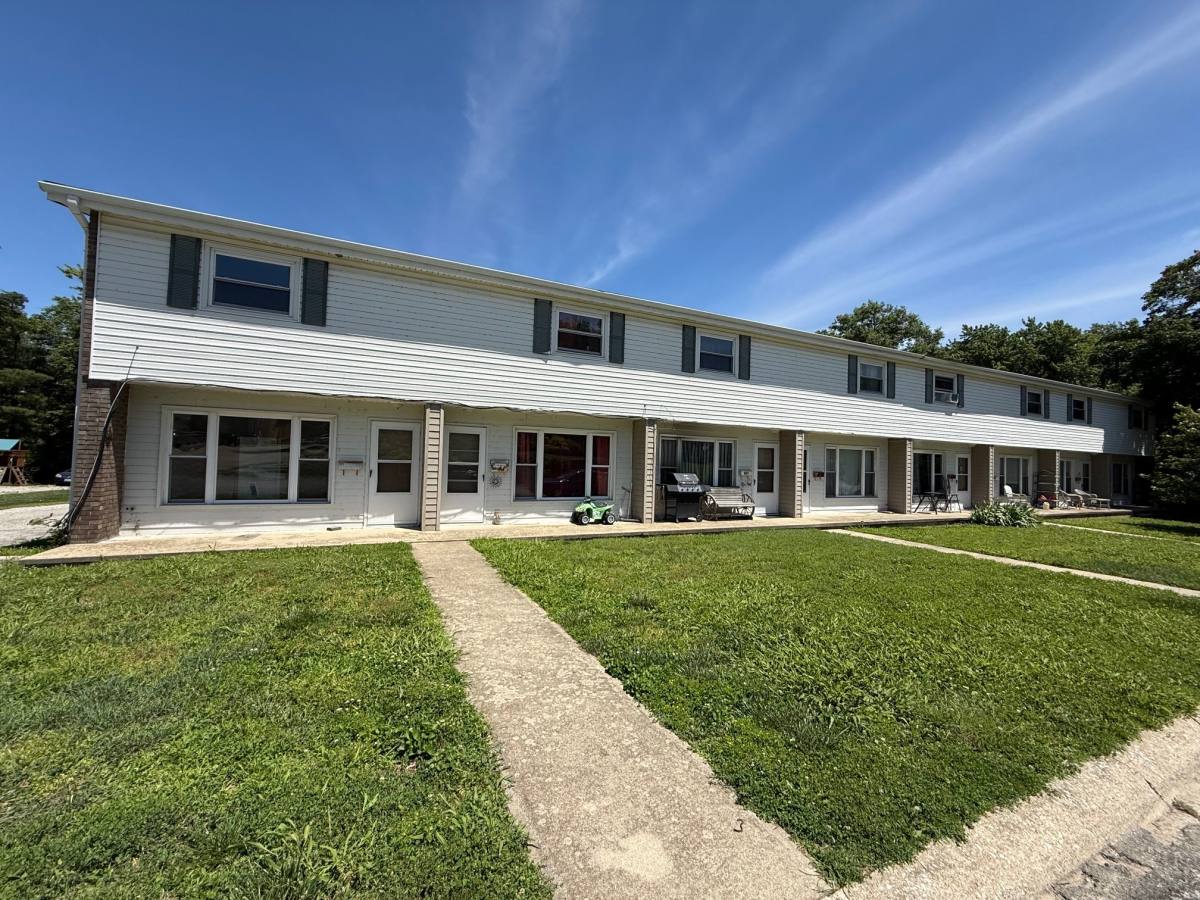 Townhouse for rent at 825 Jefferson St, Carlyle, IL 62231