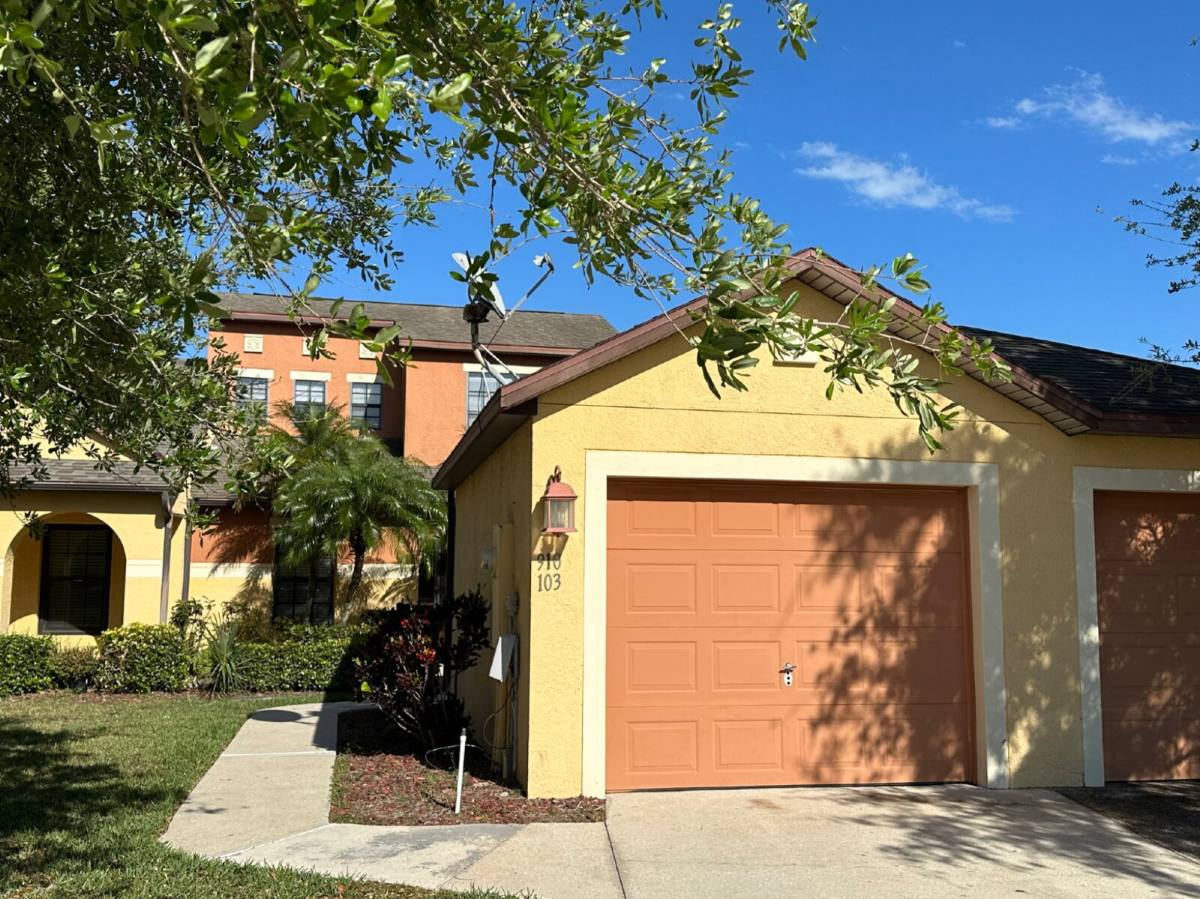 Townhouse for rent at 910 Luminary Circle, Melbourne, FL 32901