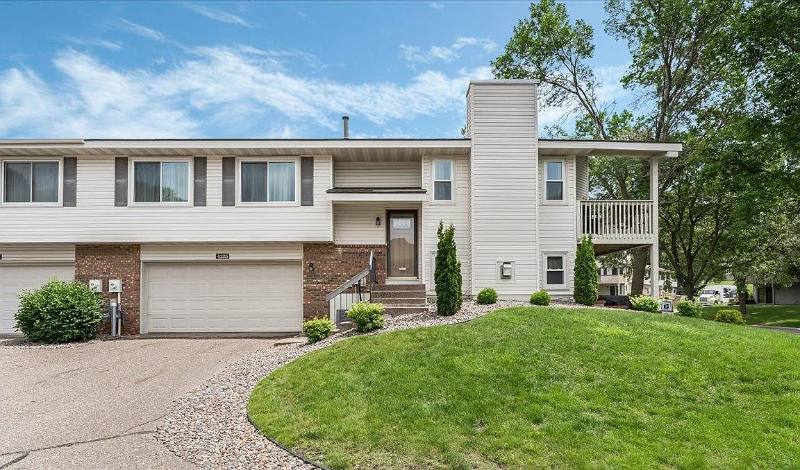 Townhouse for rent at 4125 Goldenrod Lane N, Minneapolis, MN 55441