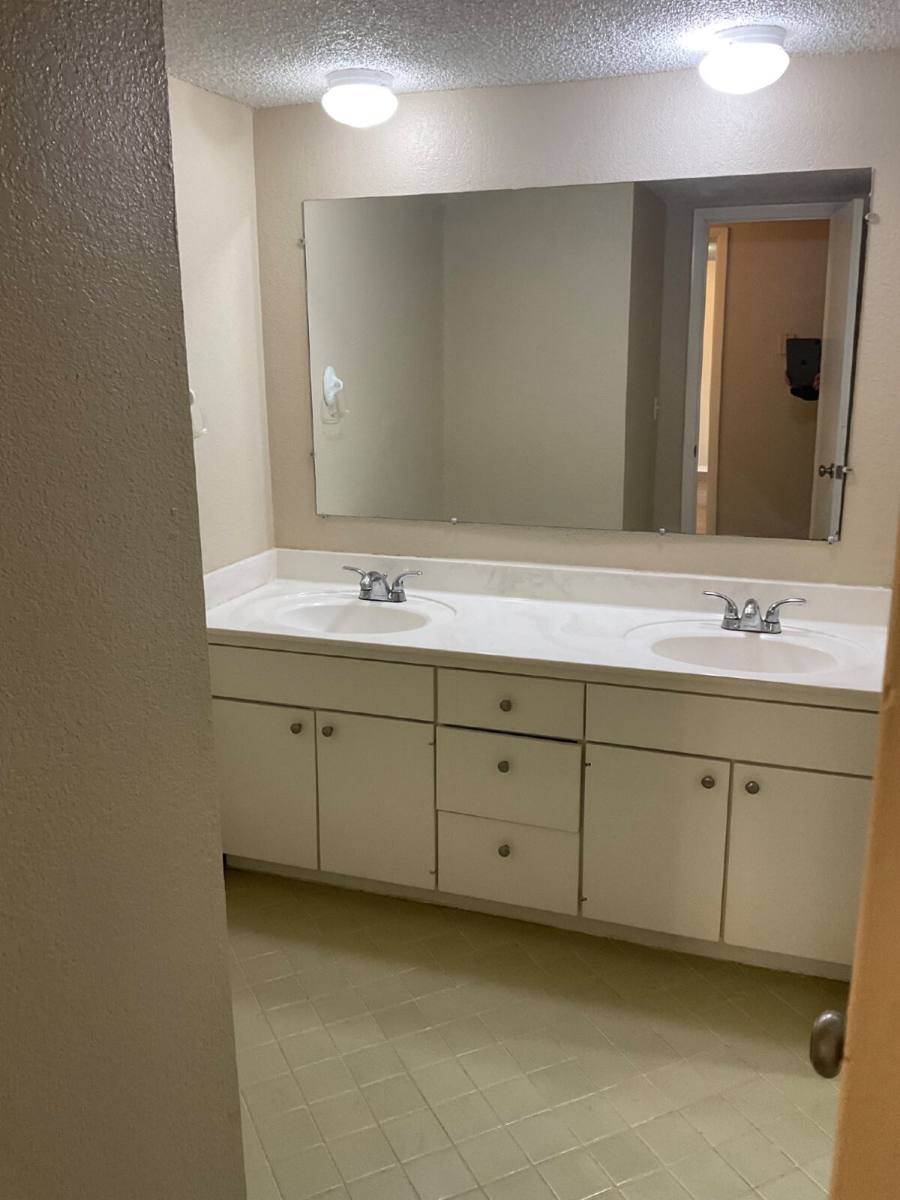 Townhouse for rent at 3230 S Lakewood Ave, Tulsa, OK 74135