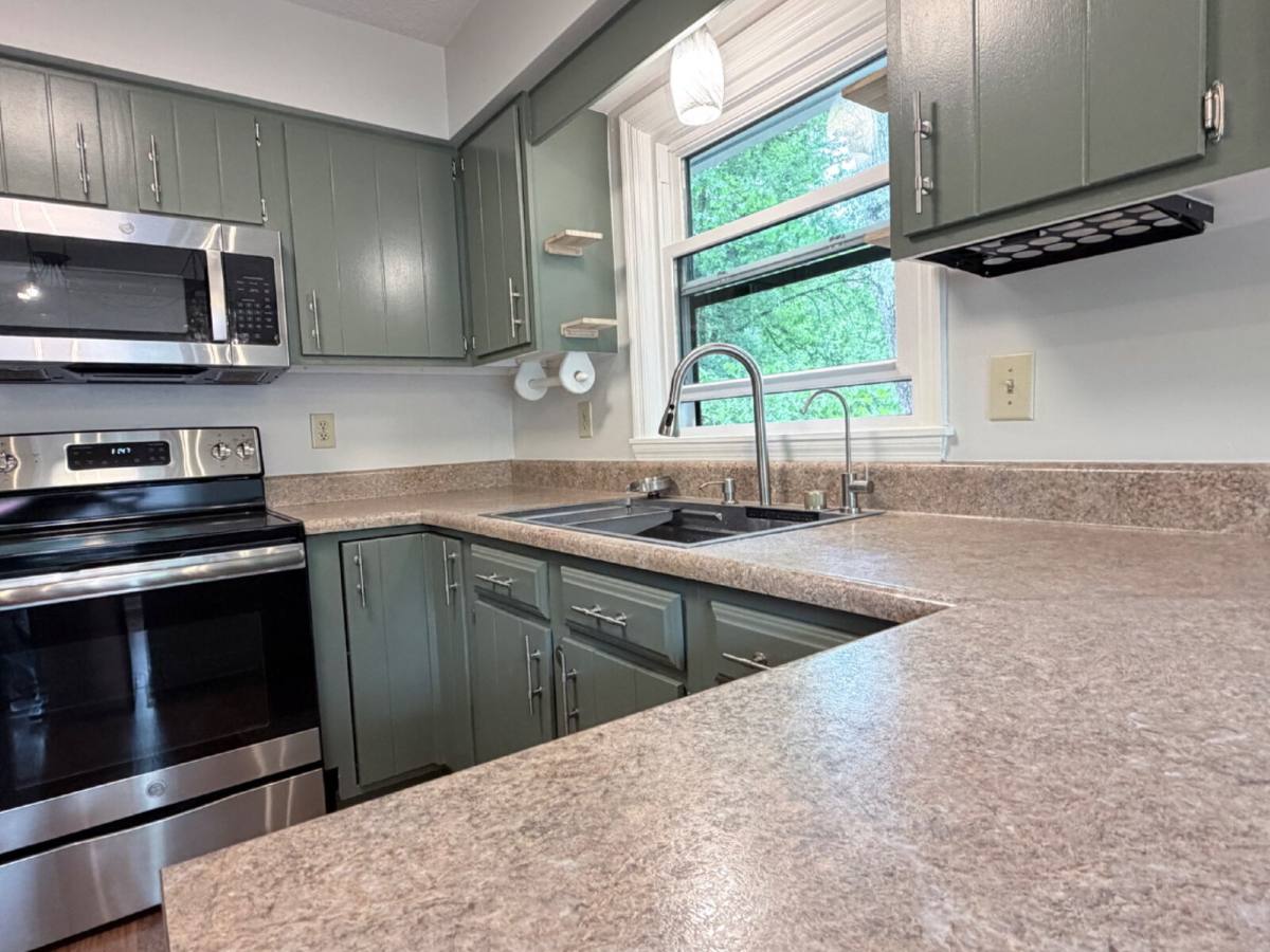 House for rent at 602 Beechwood Lakes Dr, Hendersonville, NC 28792