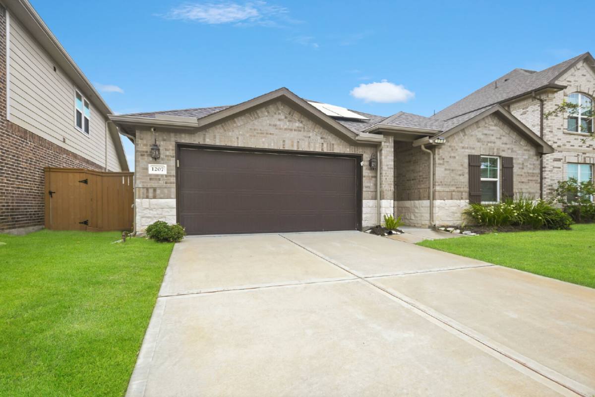House for rent at 1207 Cascade Hills Dr, Rosharon, TX 77583