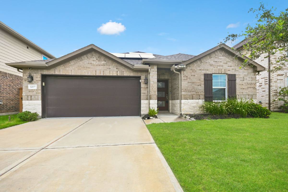 House for rent at 1207 Cascade Hills Dr, Rosharon, TX 77583