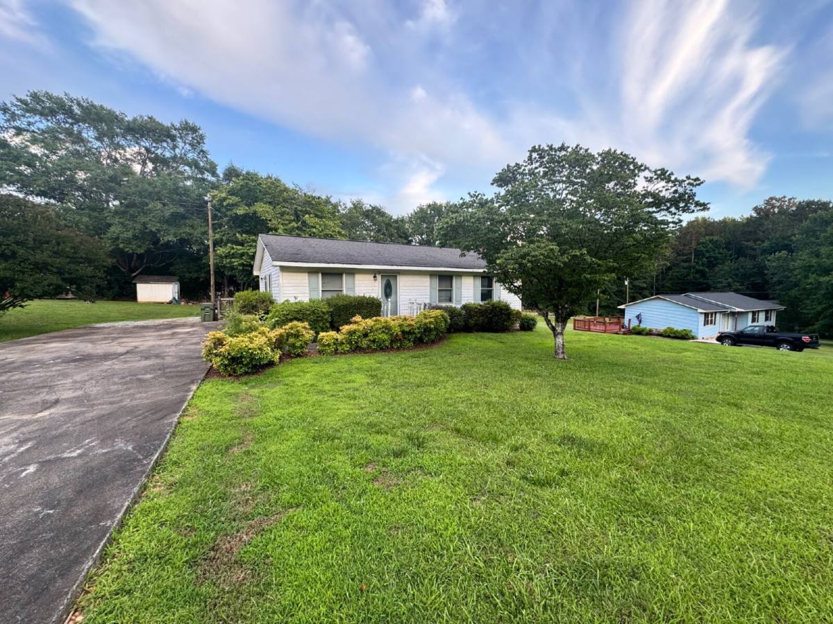 House for rent at 105 Oakmont 2 Dr, West Union, SC 29696