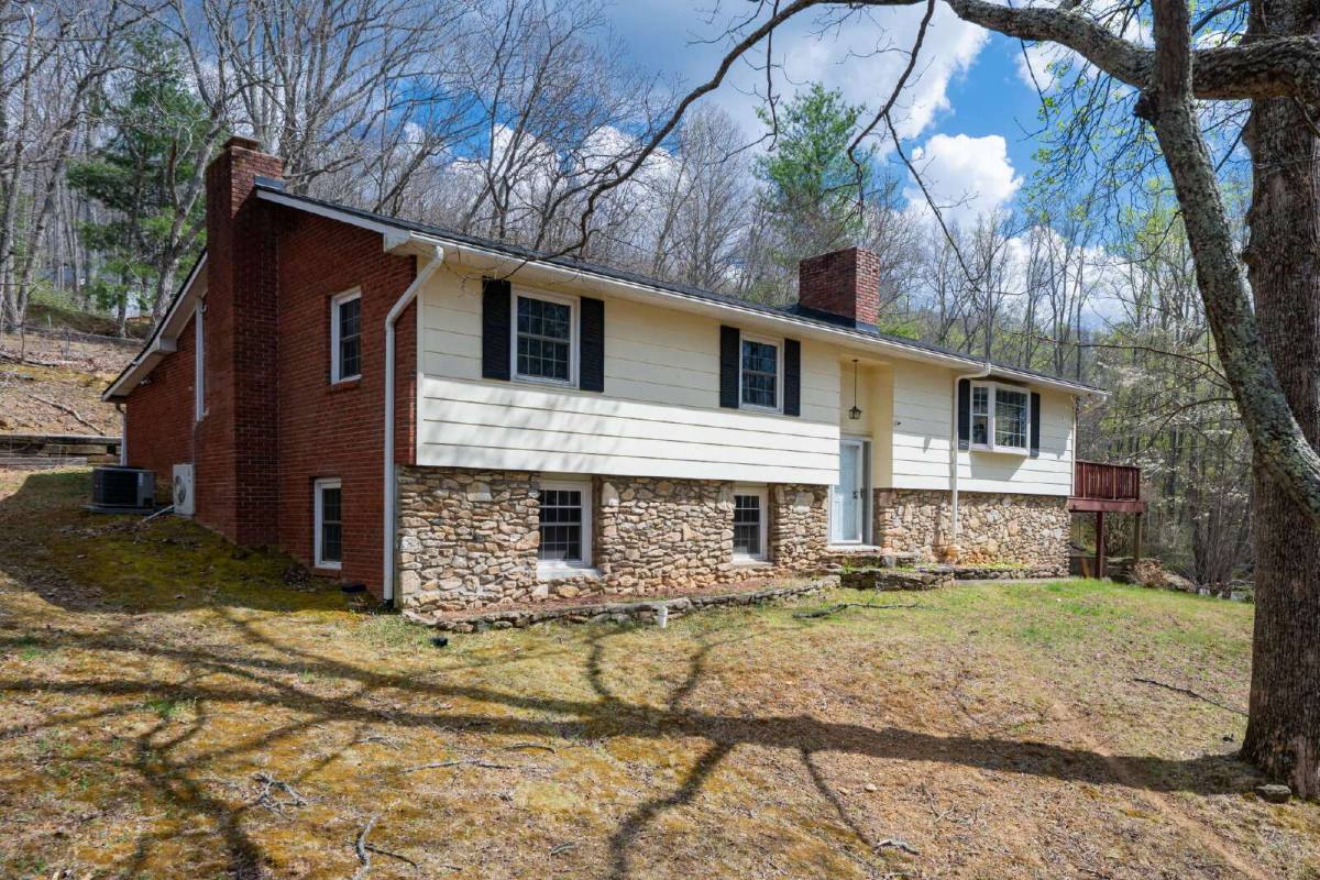 House for rent at 233 Church Rd, Fairview, NC 28730