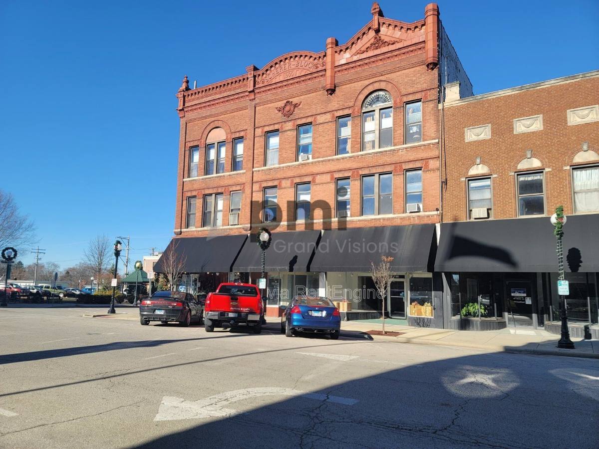 Apartment for rent at 601 Monroe Ave #8, Charleston, IL 61920