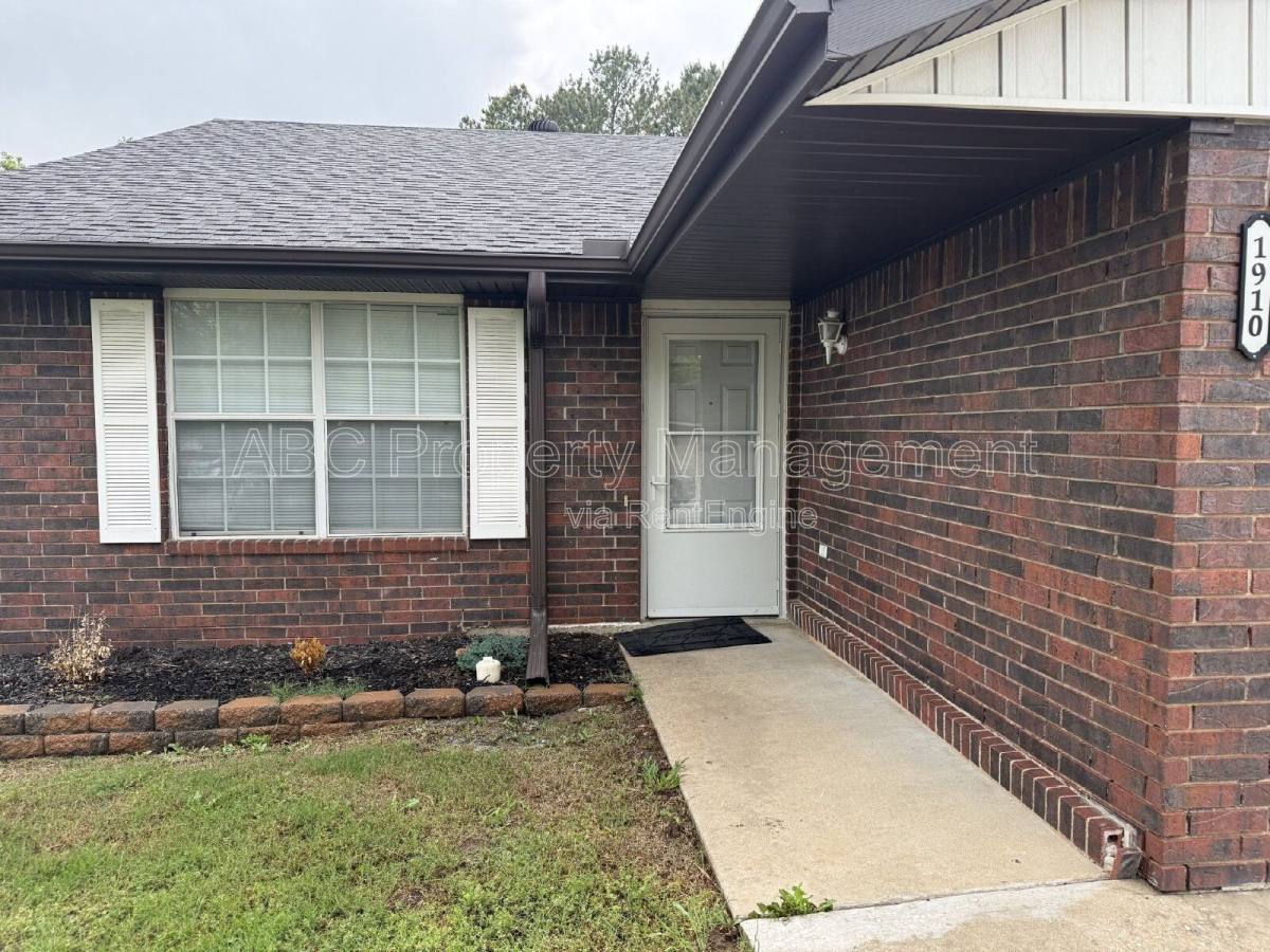 House for rent at 1910 S 18th St, Rogers, AR 72758