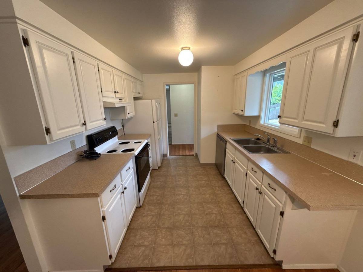 House for rent at 1809 Wallace Rd NW, Salem, OR 97304