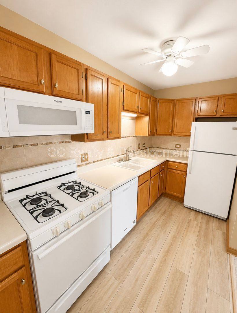 Condo for rent at 57 E Hattendorf Ave #301, Roselle, IL 60172