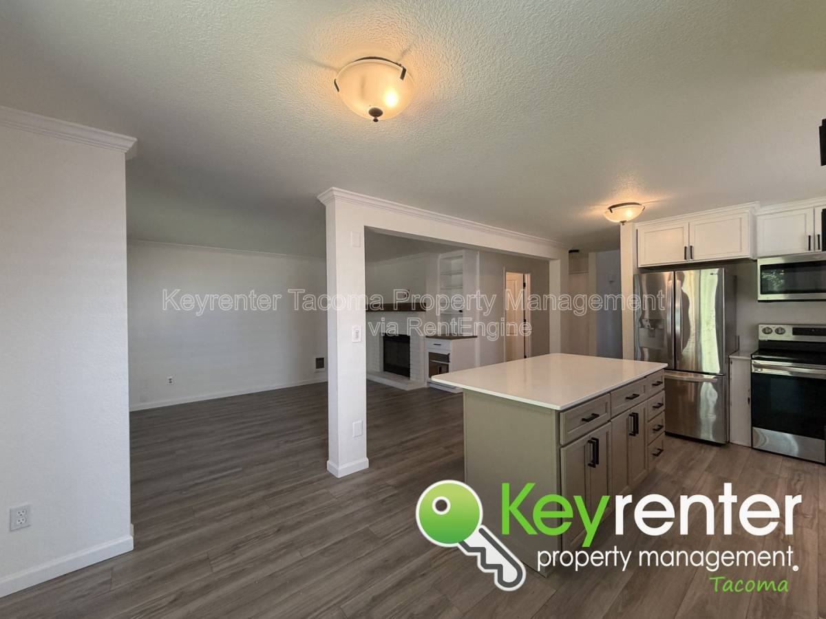 Apartment for rent at 319 10th Ave SE #A, Puyallup, WA 98372
