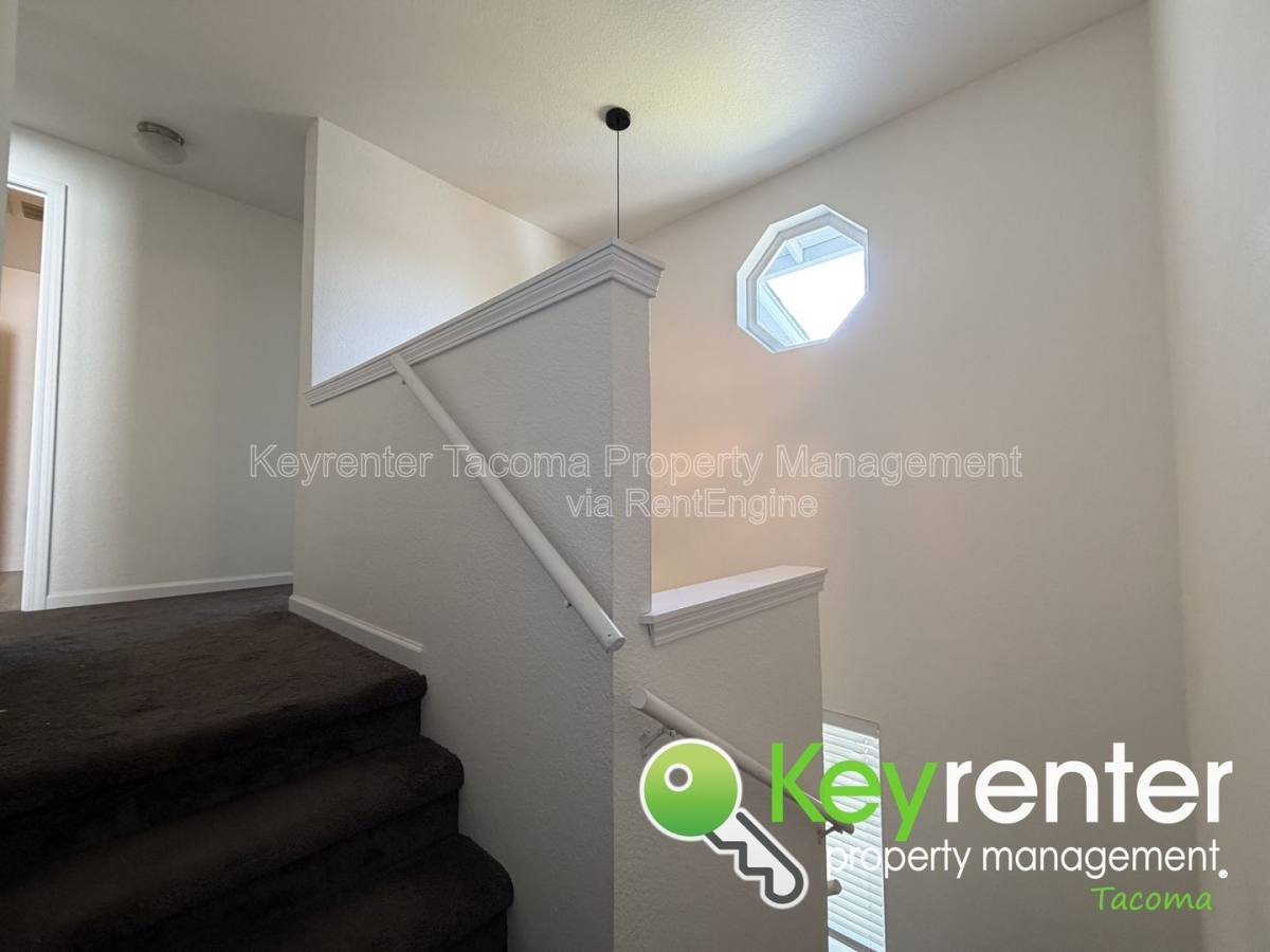 Apartment for rent at 319 10th Ave SE #A, Puyallup, WA 98372