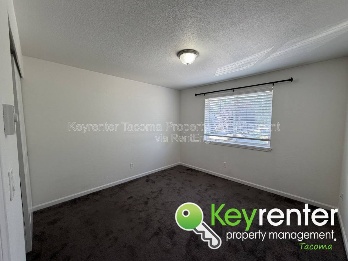 Apartment for rent at 319 10th Ave SE #A, Puyallup, WA 98372