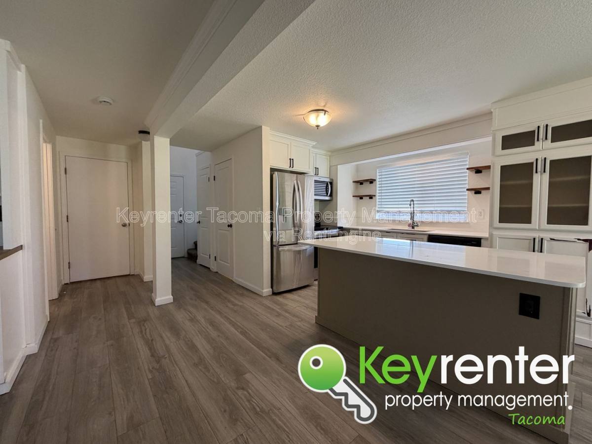 Apartment for rent at 319 10th Ave SE #A, Puyallup, WA 98372