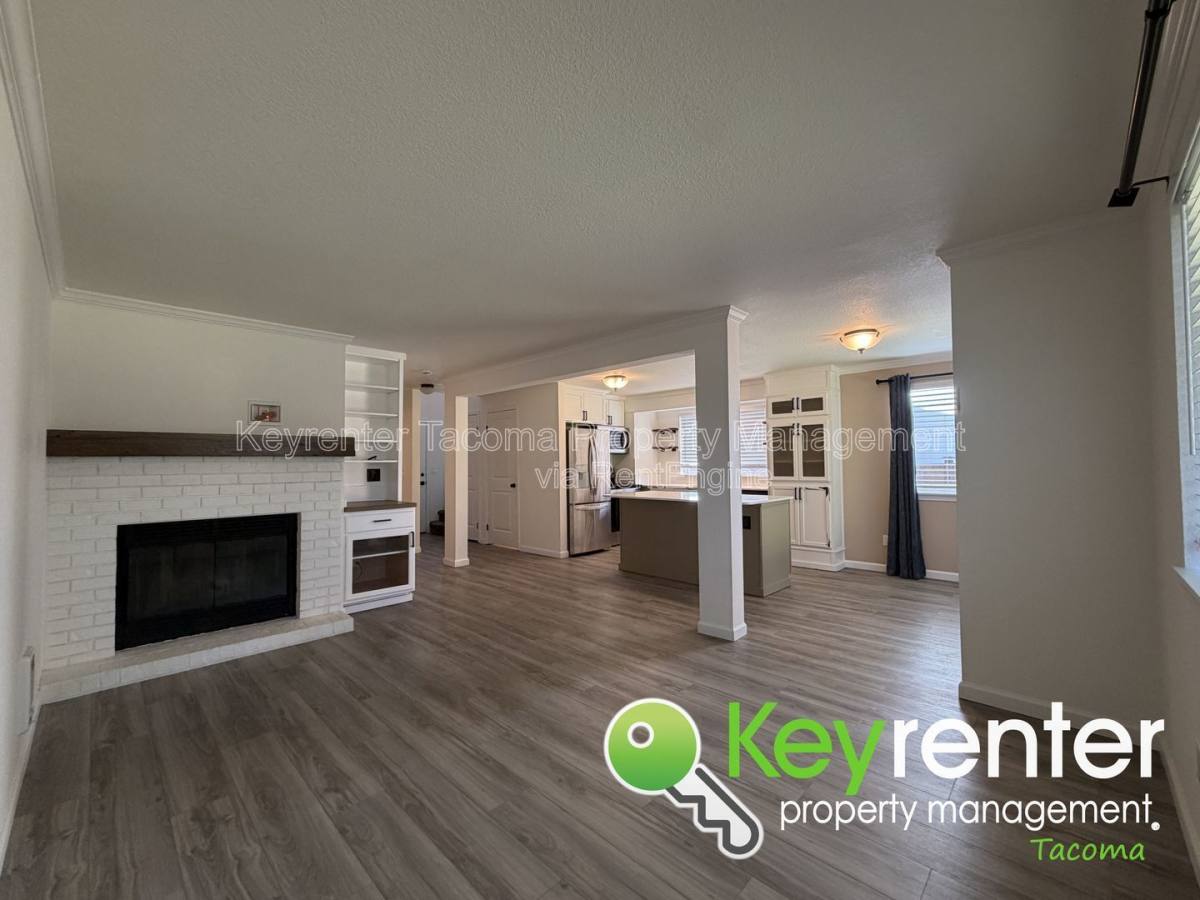 Apartment for rent at 319 10th Ave SE #A, Puyallup, WA 98372