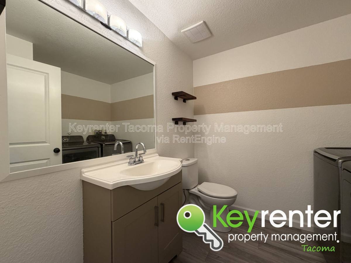 Apartment for rent at 319 10th Ave SE #A, Puyallup, WA 98372