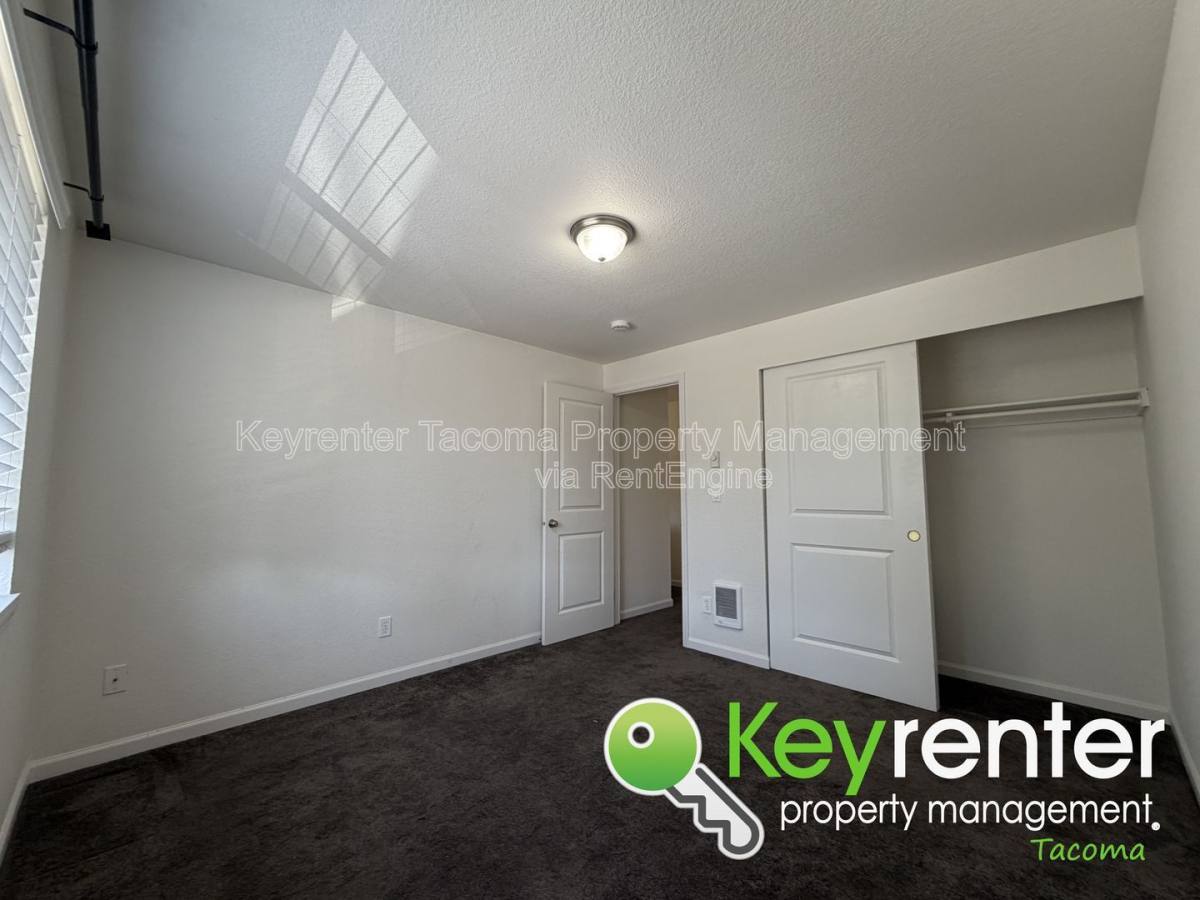 Apartment for rent at 319 10th Ave SE #A, Puyallup, WA 98372