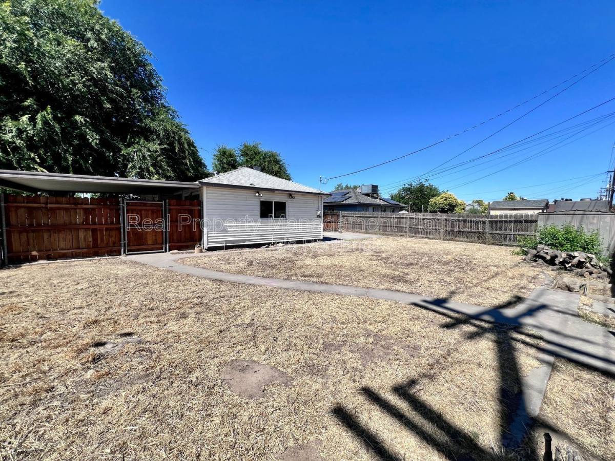 House for rent at 645 W Andrews Ave, Fresno, CA 93705