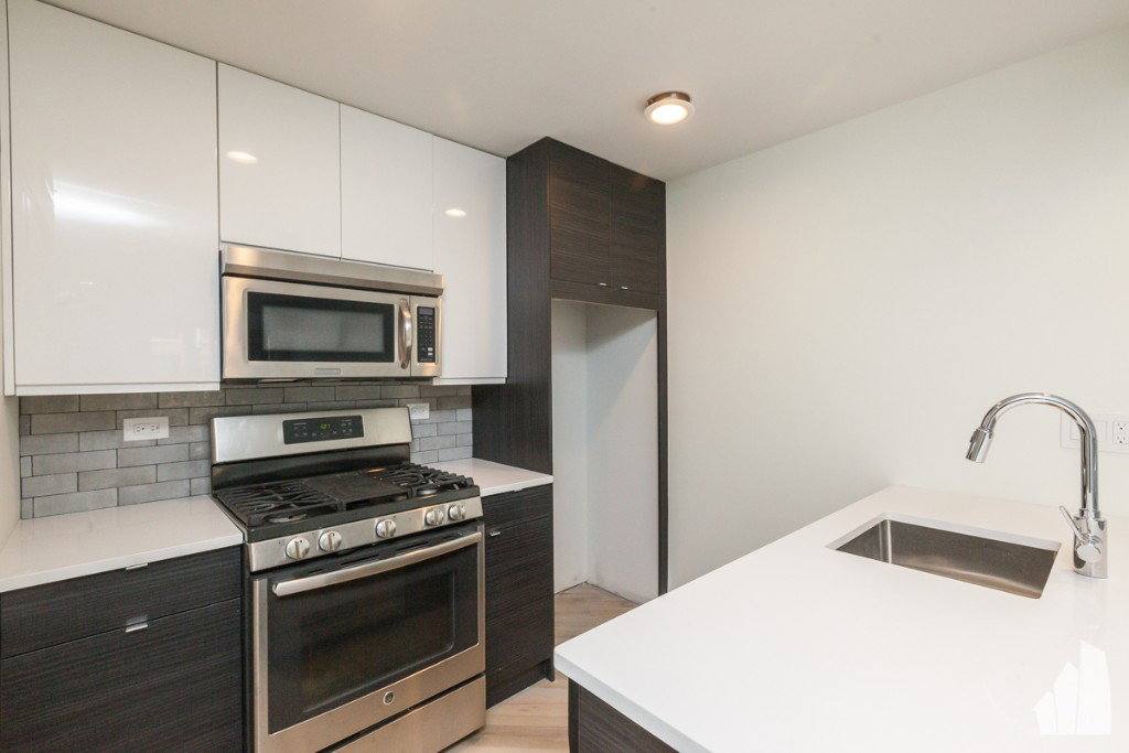 Apartment for rent at 954 W Grace St, Chicago, IL 60613