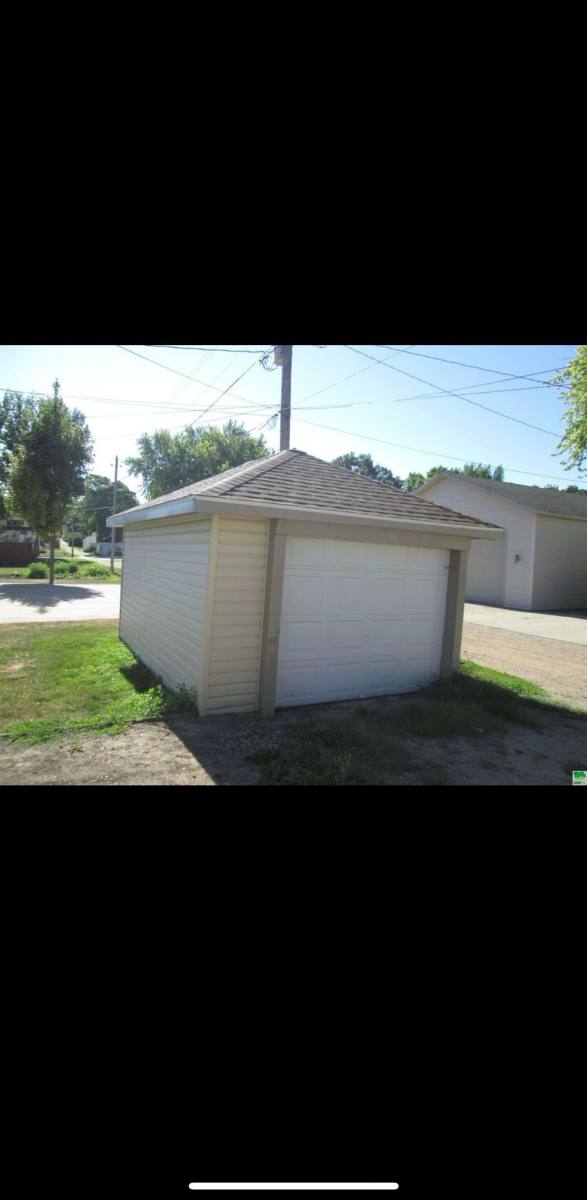 House for rent at 813 7th Ave, Sheldon, IA 51201
