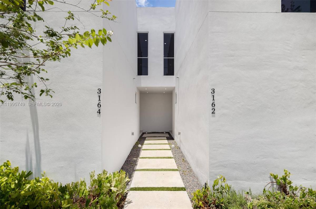 Townhouse for rent at 3162 Plaza St #TH, Miami, FL 33133