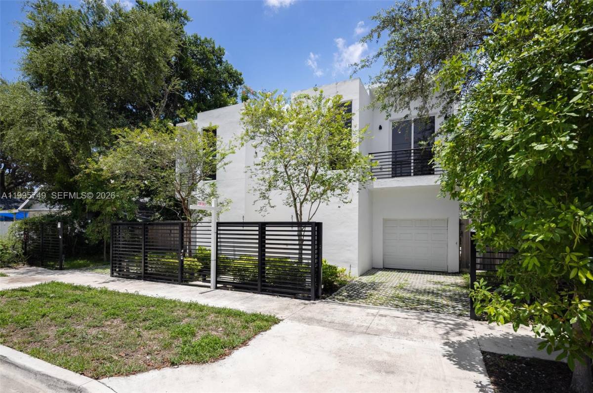 Townhouse for rent at 3162 Plaza St #TH, Miami, FL 33133