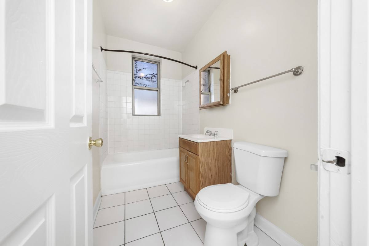 Apartment for rent at 550 W Aldine Ave #GDNR, Chicago, IL 60657