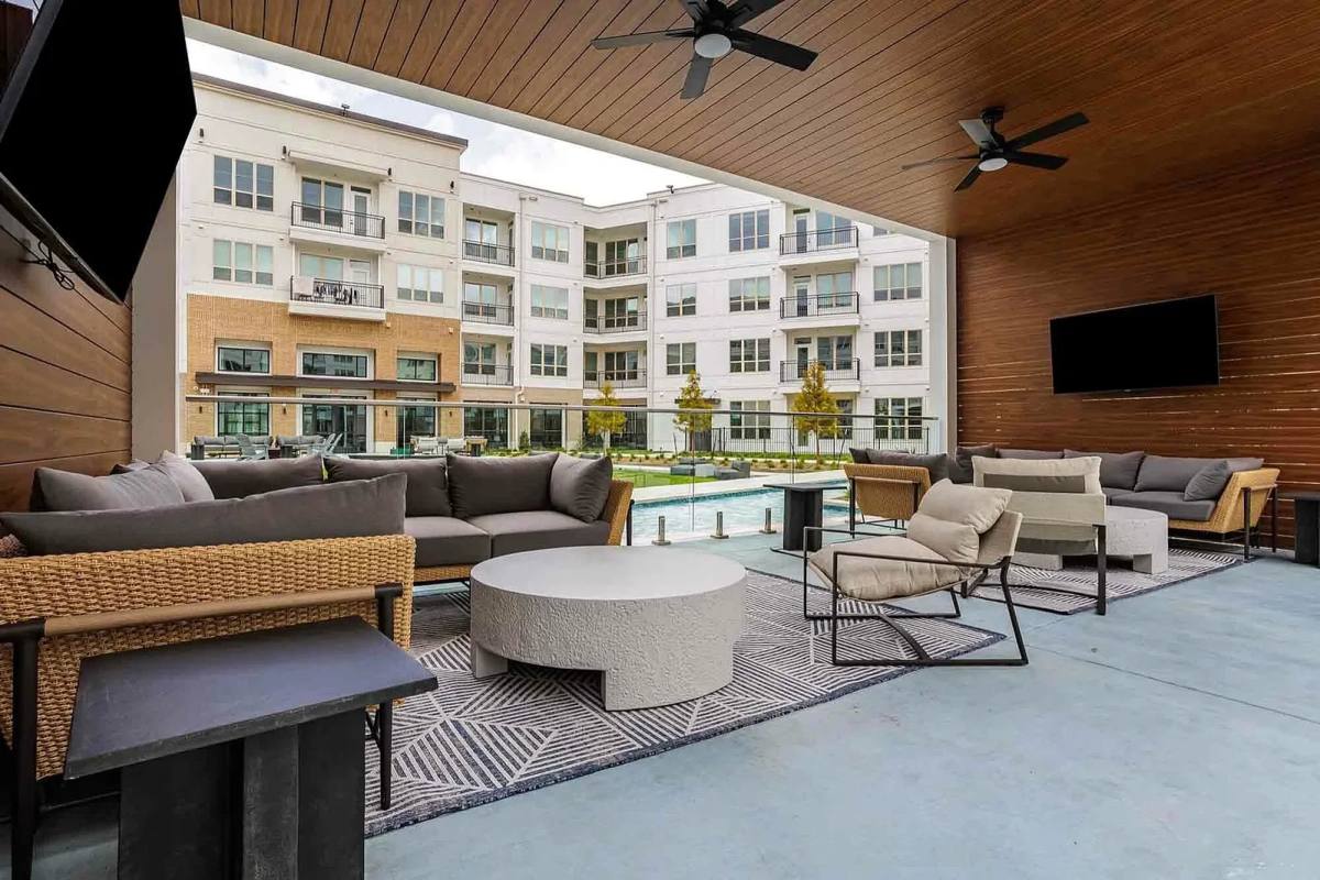 Apartment for rent at 15635 Memorial Dr, Houston, TX 77079