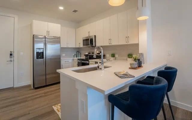 Apartment for rent at 616 W 20th St, Houston, TX 77008