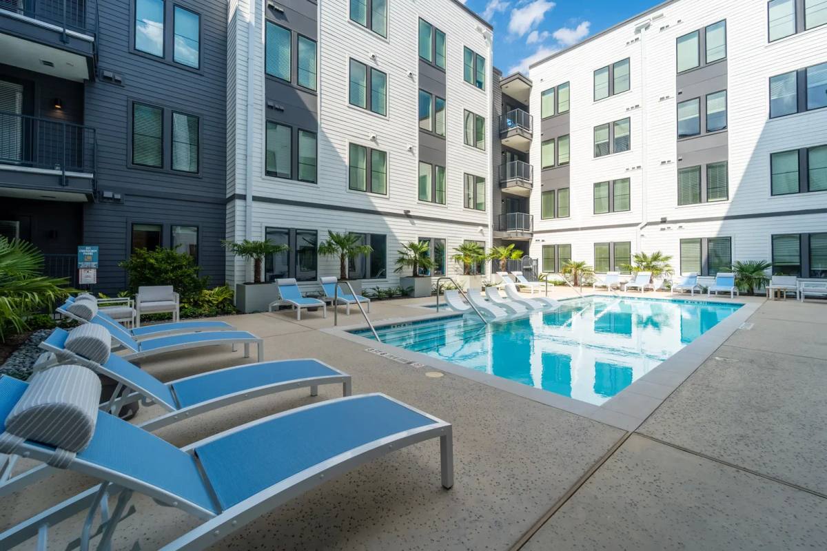 Apartment for rent at 1690 N Loop, Houston, TX 77009