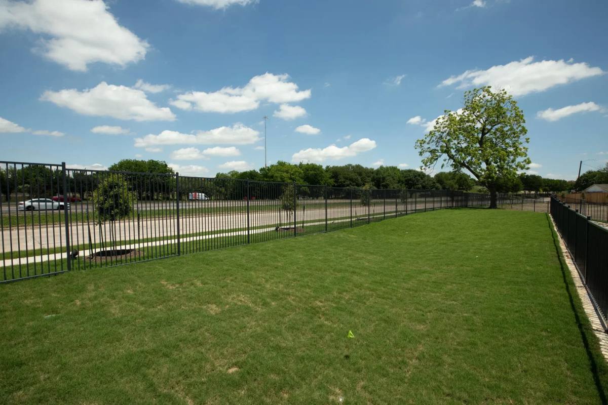 Apartment for rent at 1690 N Loop, Houston, TX 77009