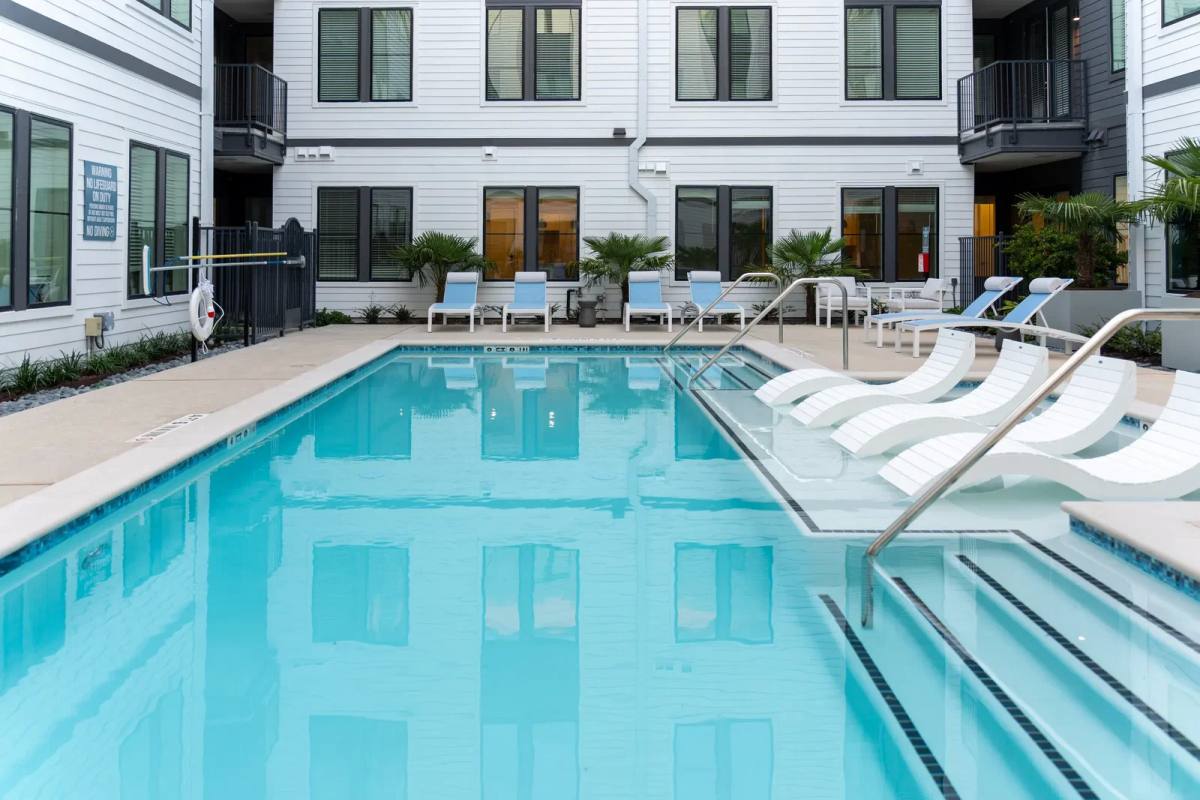 Apartment for rent at 1690 N Loop, Houston, TX 77009
