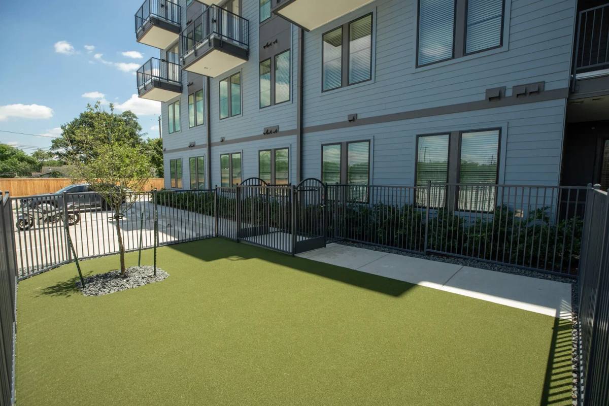 Apartment for rent at 1690 N Loop, Houston, TX 77009