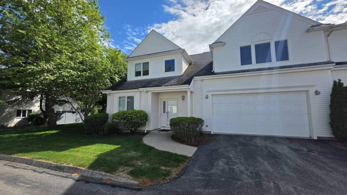 Townhouse for rent at 910 W Roxbury Parkway, Chestnut Hill, MA 02467