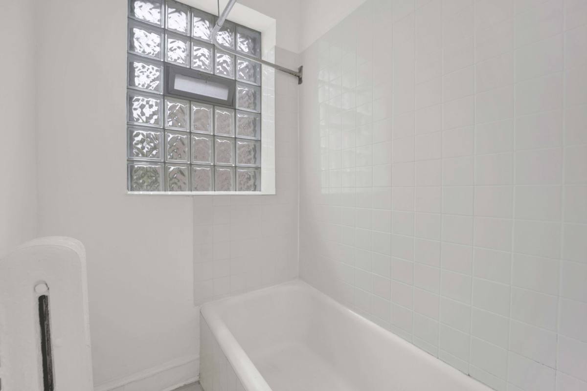 Apartment for rent at 1237 W Greenleaf Ave #2E, Chicago, IL 60626