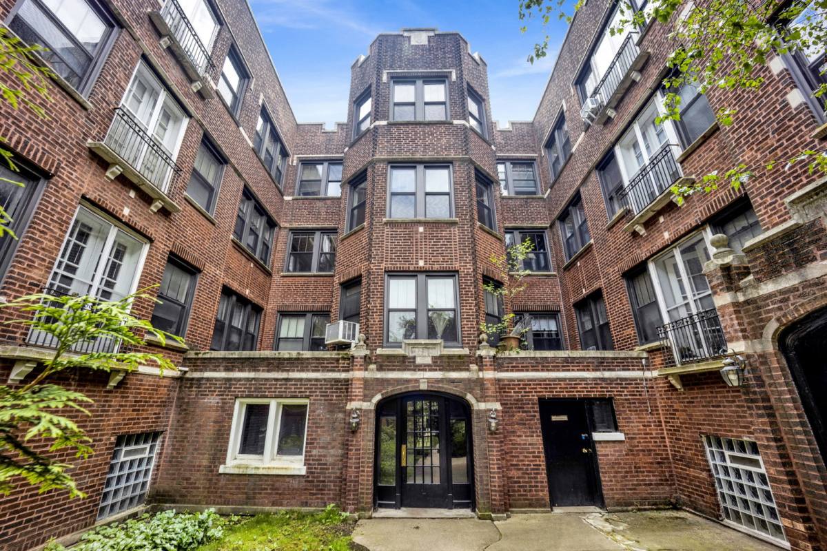 Apartment for rent at 1237 W Greenleaf Ave #2E, Chicago, IL 60626