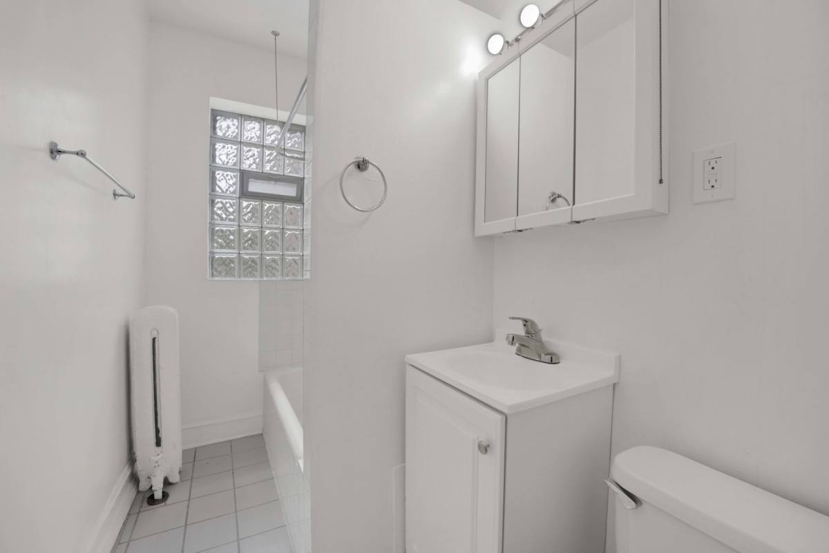 Apartment for rent at 1237 W Greenleaf Ave #2E, Chicago, IL 60626