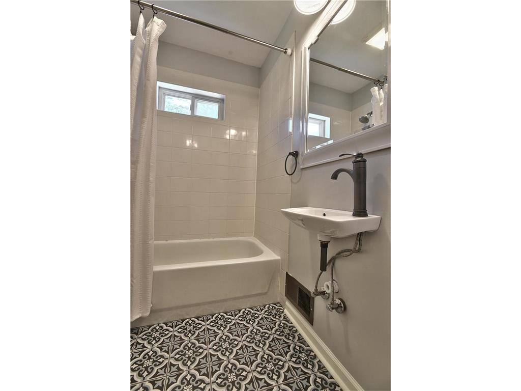 House for rent at 11 W 80th St, Kansas City, MO 64114