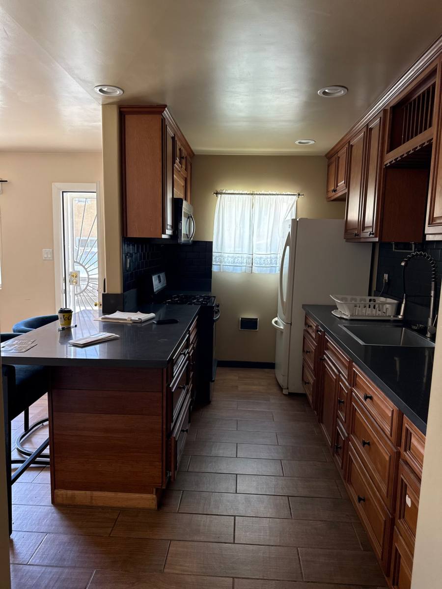 Apartment for rent at 525 E Hyde Park Blvd #C, Inglewood, CA 90302